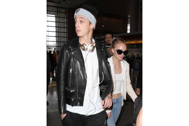...läuft es für die hübsche Schauspielerin auch bestens. Seit einiger Zeit ist Lily-Rose mit dem Model Ash Stymest liiert - ...