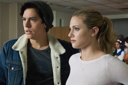 Cole Sprouse alias Jughead Jones und Lili Reinhart alias Betty Cooper in der zweiten Staffel von 