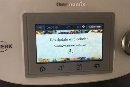 Updates werden aus dem Internet auf den Cook-Key geladen, danach erfolgt die Aktualisierung des Thermomix.