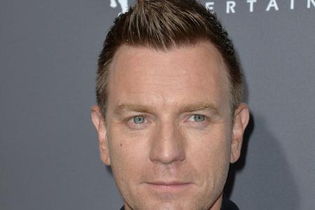 Ewan McGregor ließ 2007 mehrere Muttermale unter dem Auge untersuchen. Das Ergebnis: Hautkrebs. Die Leberflecken wurden dara...