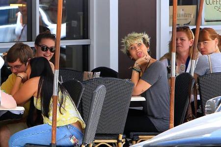 ...auch nicht bloß durch die Paparazzi-Fotos in den Medien - Paris Jackson war ja quasi seit ihrer Geburt im Fokus der Fotog...