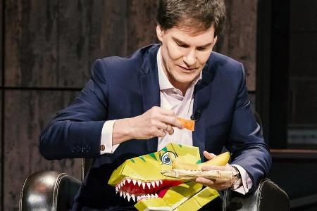 Reicher Mann bastelt Dinosaurier: Carsten Maschmeyer legt Hand an eine Schultüte von 