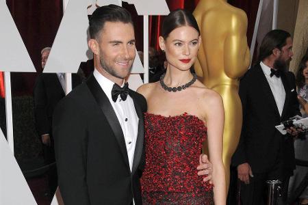 Behati Prinsloo lässt Männerherzen höherschlagen! Privat gehört sie aber nur einem: Sänger Adam Levine, mit dem sie seit 201...