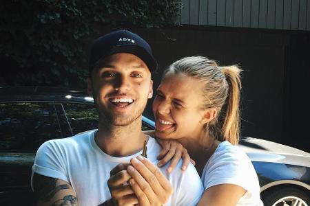 An wen schmiegt sich Josephine Skriver denn hier? An den Musiker Alexander Deleon, mit dem sie schon seit 2013 zusammen ist.