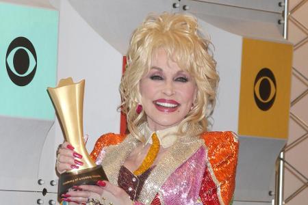 Mit 71 Jahren trumpft Country-Sängerin Dolly Parton kräftig auf! Sie bringt es auf 37 Millionen US-Dollar und landet somit a...