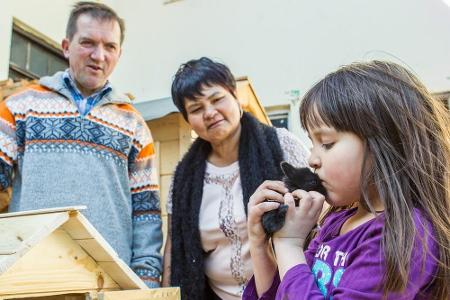 Die heute Fünfjährige kümmert sich rührend um den neuesten Familienzuwachs: Kaninchen. Josef hat extra eigene Ställe für die...