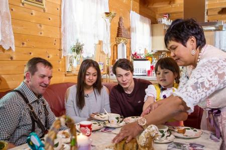 Zum Osterfest besuchen Narumols 18-jährige Tochter Jenny und ihr Freund Michael (24, Spitzname 