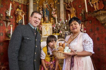 Natürlich darf für den gläubigen Josef ein Besuch in der Dorfkapelle mit der ganzen Familie zu Ostern nicht fehlen.