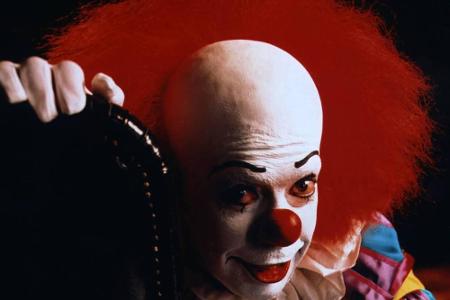 So sah Pennywise bei seinem ersten Auftritt 1990 im TV aus: In 