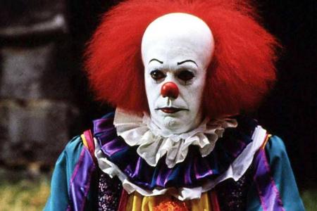 Das Markenzeichen von Pennywise: die orangefarbenen Haare und die ebenfalls orangefarbenen Knöpfe an seinem Kostüm.