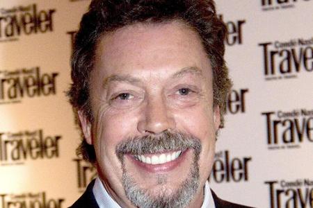 Dabei steckte unter dem Kostüm von Pennywise gar kein so schrecklicher Typ: Tim Curry verkörperte damals den Horror-Clown.