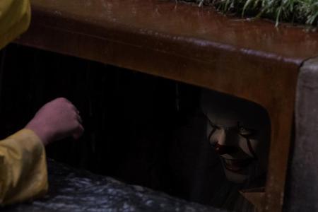 Pennywise lauert im Dunklen auf seine Opfer.