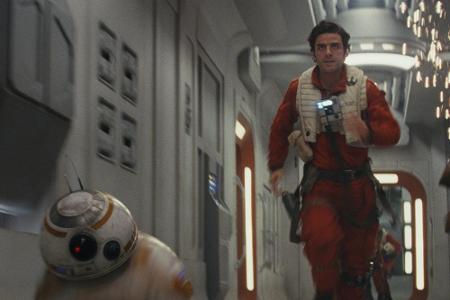 Vor wem sich BB-8 und Poe Dameron (Oscar Isaac) hier wohl in Sicherheit bringen müssen?