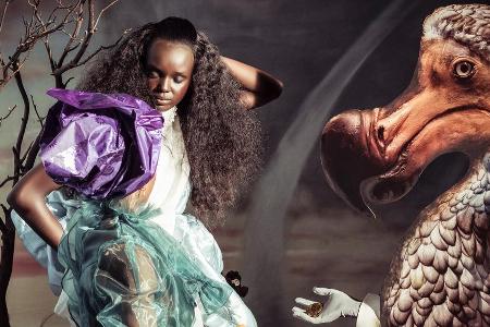 Model Duckie Thot als Alice