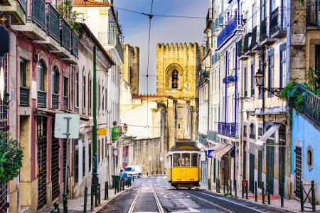 PLATZ 9 Lissabon, Portugal: Gedrängel und genießen? Ja, das geht. Die quirlige Stadt an der Bucht der Flussmündung des Tejo ...