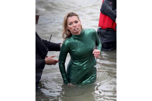 Kate Moss mit glasigem Blick, Kippe im Mund, Sektglas und einer helfenden Hand am Arm - solche Bilder verwundern eigentlich ...