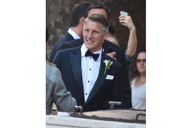 Na, da strahlt aber jemand über das ganze Gesicht. Allen Grund dazu hat Bastian Schweinsteiger auch: Nachdem er am Dienstag ...