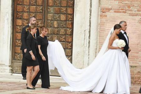 ...standesgemäß von ihrem Vater zum Altar führen! Sie sah einfach großartig aus in ihrem Suzie Turner-Kleid mit Corsagen-Obe...