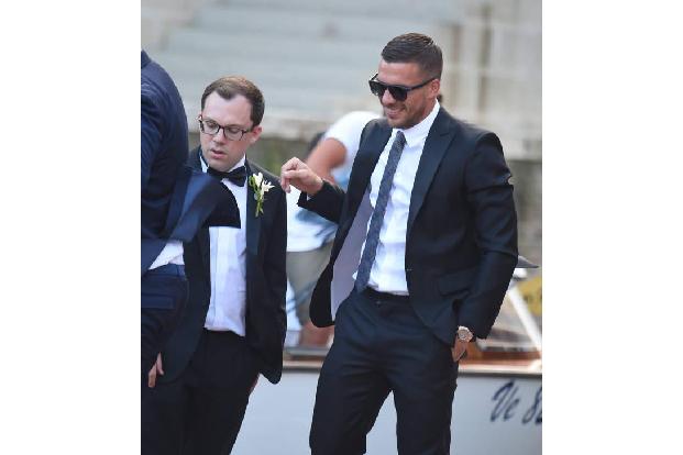 ...wie Lukas Podolksi - Schweinis langjähriger Wegbegleiter durch die Karriere und enger Freund. Poldi brachte dann auch gle...