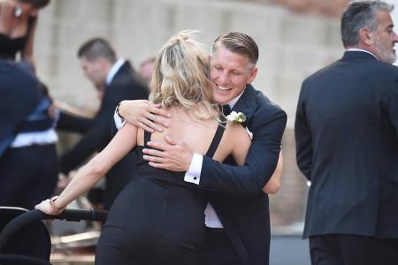 ...seine Frau Monika mit, die Herrn Schweinsteiger mit einer herzlichen, freundschaftlichen Umarmung beglückwünschte. Die Po...