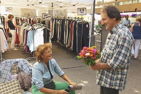Charmant: André überrascht Marlies mit Blumen