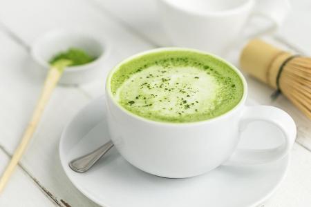 Matcha-Latte ist das Trend-Getränk der Stars. Das grüne Pulver schmeckt manchmal etwas bitter - ist aber ein toller Wachmacher!