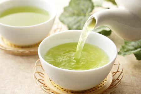 Der Klassiker: Grüner Tee macht genauso wie Schwarztee wach und enthält außerdem viele gesunde Inhaltsstoffe.