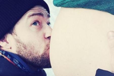 Justin Timberlake postete ein süßes Instagram-Foto, auf dem er den Babybauch seiner Frau Jessica Biel küsst. Sohnemann Silas...