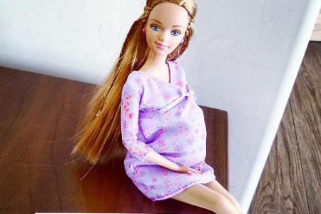 Mit Spielzeug sagte es auch Elisabetta Cannalis, die eine ebenfalls schwangere Barbie rekrutierte. Das Geschlecht verriet di...