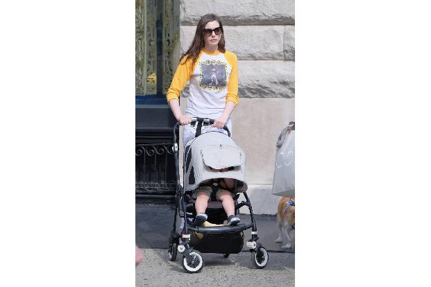 ...aber keine musikalisch erfolgreichen Eltern haben, um ein Band-Shirt zu tragen: Anne Hathaway findet anscheinend Lou Reed...