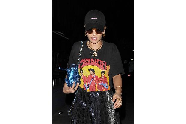 ...Rita Ora dieses Feeling mitnehmen. Ob nun Guns N' Roses oder Prince, bei diesem Trend ist sicherlich für jeden etwas dabe...