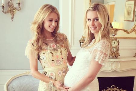 Vor barocker Kulisse präsentiert sich die werdende Mutter Nicky Hilton (32, re.), die dem Rothschild-Clan ein Mädchen schenk...