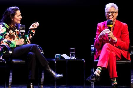 Kuratorin Doris Dörrie (r.) im Gespräch mit Schriftstellerin Ariel Levy aus New York