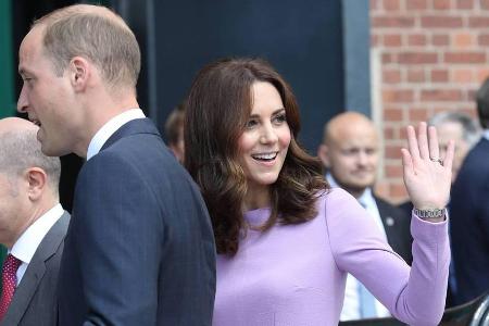 Kate winkt der Menge neben ihrem Mann William zu. Ganz links im Bild: Hamburgs Bürgermeister Olaf Scholz