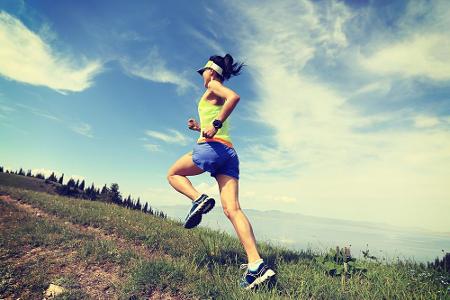 Ein wichtiger Helfer beim Training ist die Schwerkraft. Wer sich beim Walken, Biken oder Laufen an Steigungen wagt, kann bis...