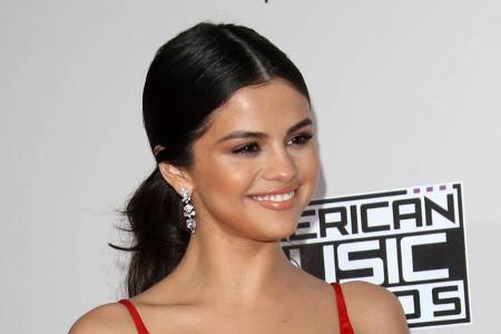Ihre neuen Singles 'Bad Liar' und 'Fetish' promotete Selena Gomez nicht auf einer Bühne, ließ die Songs für sich selbst spre... Ihre neuen Singles 'Bad Liar' und 'Fetish' promotete Selena Gomez nicht auf einer Bühne, ließ die Songs für sich selbst spre...