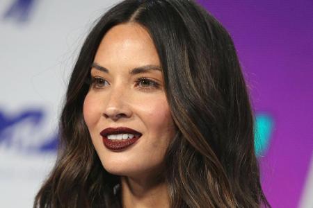 Ebenso angesagt ist es in diesem Herbst, seine Haare mit Mittelscheitel zu tragen - gesehen unter anderem bei Olivia Munn.