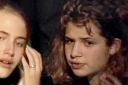 Mit Dauerwelle fast nicht zu erkennen: Schauspielerin Susan Sideropoulos (li.)