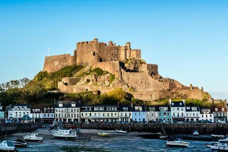 Die Festung Mont Orgueil Castle thront oberhalb des Städtchens Gorey und scheint über die Promenade zu wachen