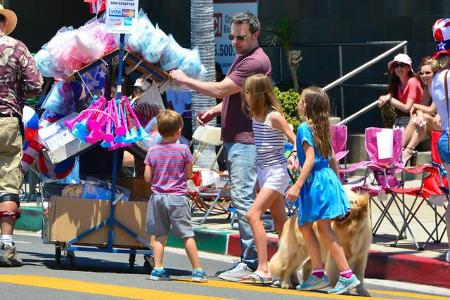 ...Unabhängigkeitstag der USA, sehen konnte. Mit ihren Kids Violet, Seraphina und Samuel ging es für Papa Ben zur Parade in ...