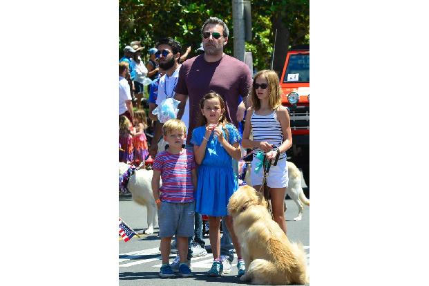 ...Ben Affleck mit seinen Kindern eine richtig schöne, glückliche Familie ab. Fast schon zu perfekt mit süßem Hund. Doch wo ...