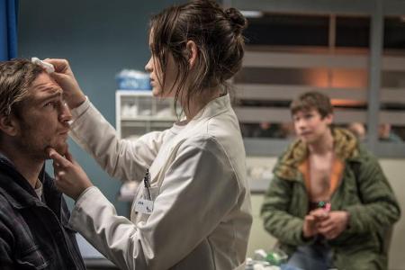 Ben (Frederick Lau) muss von Medizinstudentin Aria (Emilia Schüle) versorgt werden