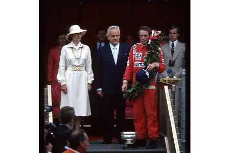 Hier erhält der Ferrari-Star seinen Pokal in Monaco.