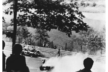 Am Bergwerk verlor er allerdings die Kontrolle. Der Ferrari krachte in den Zaun und ging in Flammen auf. Lauda musste von se...