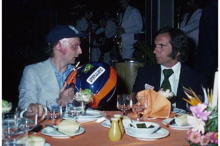 Schwer gezeichnet präsentierte sich der Österreicher 1977 beim Saisonauftakt in Argentinien. Hier beim Abendessen mit Emerso...