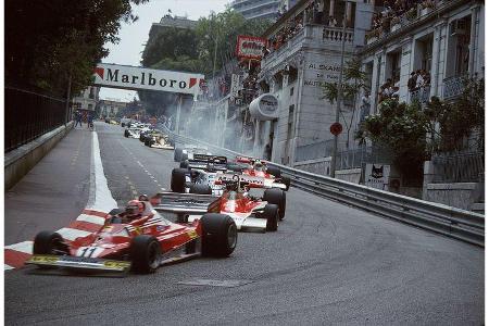 Auch im Fürstentum Monaco ging Lauda wieder an den Start (hier vor James Hunt) zog am Ende aber knapp gegen Jody Scheckter d...