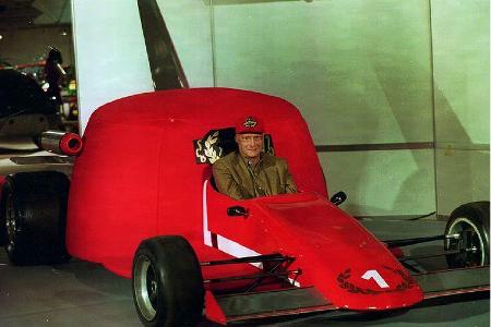 Markenzeichen war damals schon längst die rote Kappe. Zur Essen Motorshow 1995 gab es ein Cap-Car für Niki.