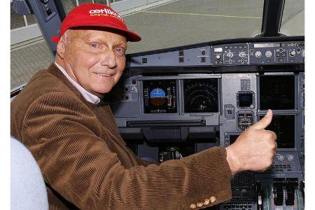 Auch mit 60 Jahren ist Lauda noch aktiv im Cockpit. Die Fluglinie heißt mittlerweile nur noch 