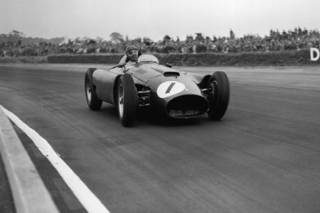 Auf Farina folgt die argentinische Legende Juan Manuel Fangio. 'El Chueco' holt 1951, 1954, 1955, 1956 und 1957 jeweils die ...