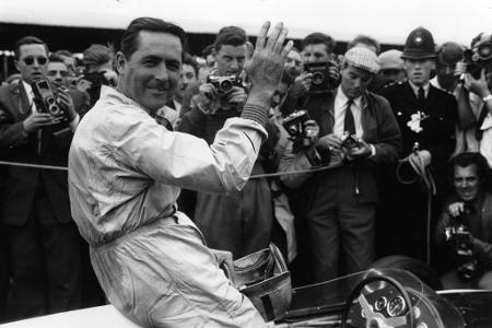 In seinem Cooper-Climax rast der später zum Sir ernannte Jack Brabham 1959, 1960 und 1966 mit drei gewonnenen WM-Titeln in d...